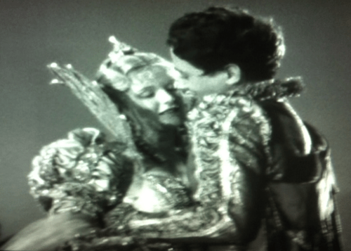 demetrius helena bed